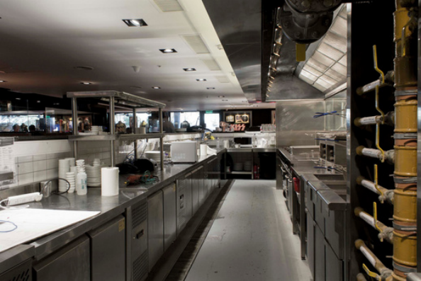 Instalación de una cocina profesional con equipamiento de acero inoxidable